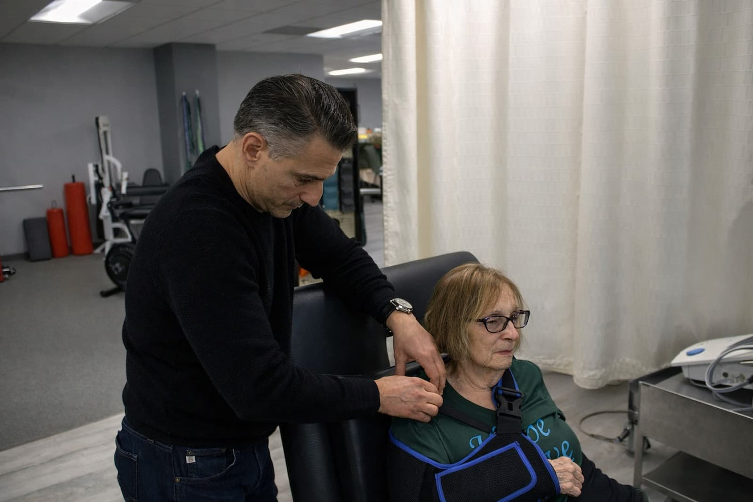 physical therapist performing manual therapy for shoulder pain in Wayne NJ.